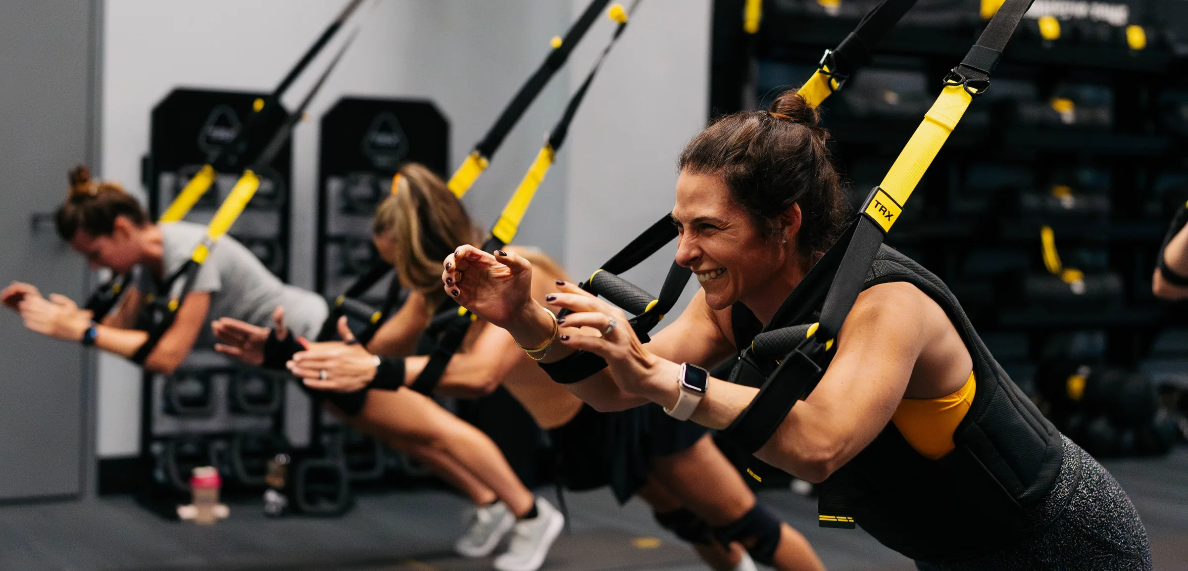 TRX Suspension Training während einer professionellen Trainingseinheit