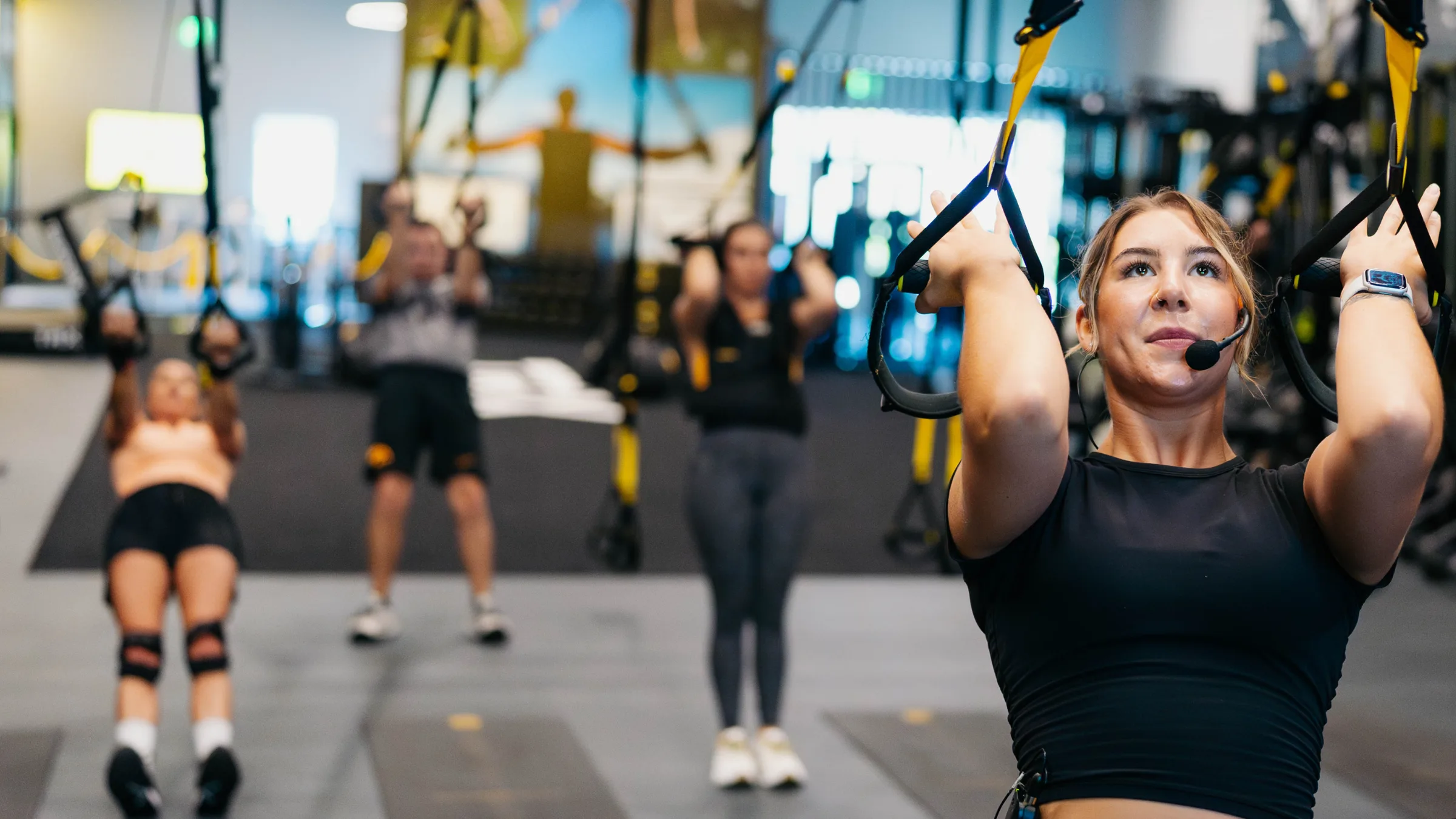 Trainerin bei einer TRX Suspension Training Gruppenschulung